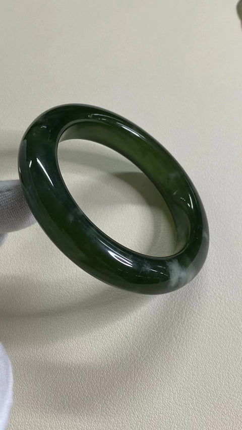 Gelang Hijau Penuh Giok Cui Alami Ukuran 54-56mm Ukuran 55.1mm Ukuran 12.7mm Giok semuanya terjadi secara alami Pola acak termasuk pajak pengiriman