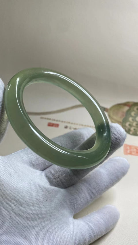 Gelang Hijau Es Giok Cui Giok Alami Ukuran 57-59mm Ukuran 58.8mm Lebar Sisi 10.6mm Giok terjadi secara alami Pola acak Pengiriman dan pajak sudah termasuk.