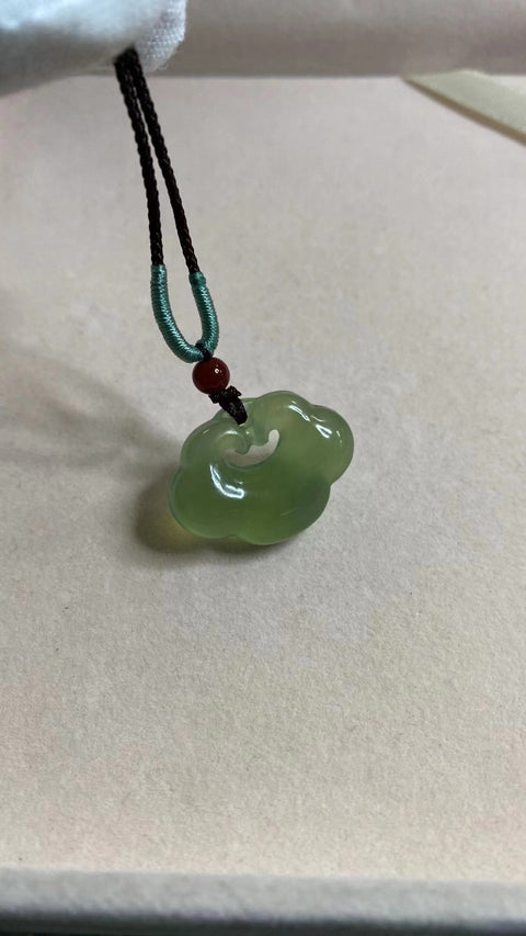 Liontin Hijau Giok Cui Alami Giok penuh dan bulat bersih dan halus dan hangat Ukuran 28 * 21mm Giok bersih dan halus dan hangat Termasuk ongkos kirim dan pajak.