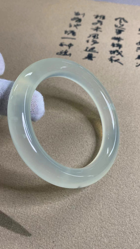 Gelang Es Giok Cui Giok Alami Ukuran 55-57mm Ukuran 56.1mm Lebar Sisi 10.5mm Giok terbentuk secara alami Pola acak Termasuk pajak pengiriman.