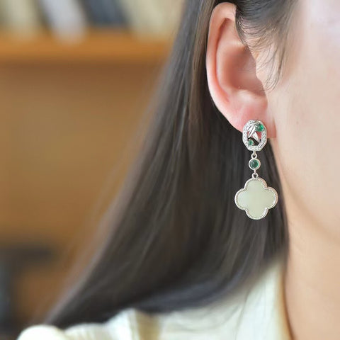 2665 Anting Giok Hetian Giok Empat Daun Semanggi Alami yang terbuat dari perak 925 Ukuran 14 * 14mm Giok yang halus dan hangat Termasuk ongkos kirim dan pajak