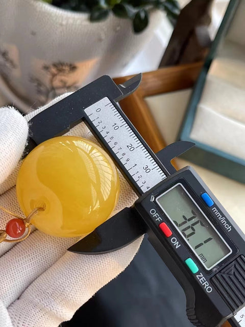 Liontin Jepitan Putri Lilin Lebah Alami Ukuran seperti yang ditunjukkan Berat penuh dan bulat 17.69g Tekstur halus dan hangat Sudah termasuk ongkos kirim dan pajak.