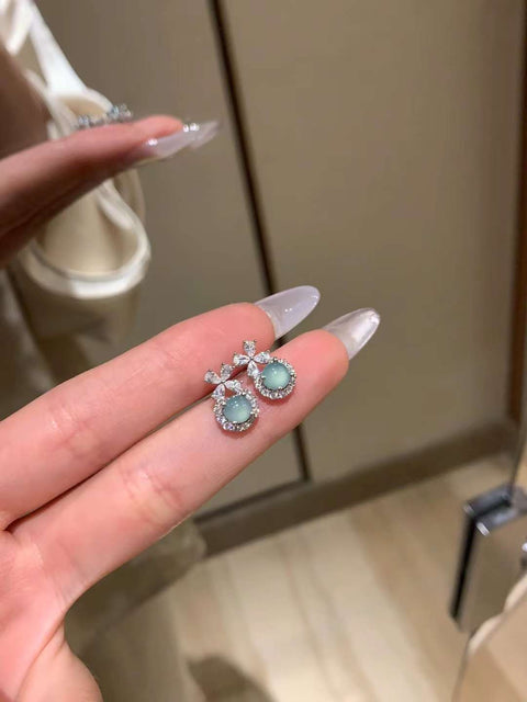 Anting-anting Giok Guatemala Alami Giok ini bersih, halus dan hangat, dan gayanya indah.
