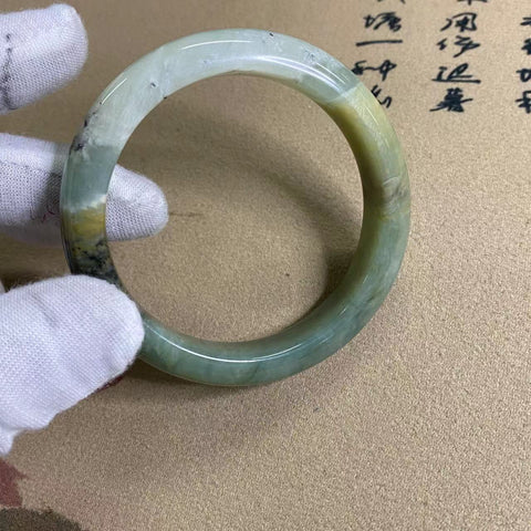 Gelang yang dibuat dengan indah dari batu giok Ciu alami, dengan kaliber yang sesuai dengan cincin berukuran 60-62, ukuran: 61.2 mm, 13.8 mm, batu giok yang terbentuk secara alami dengan pola acak. Pengiriman dan pajak sudah termasuk!