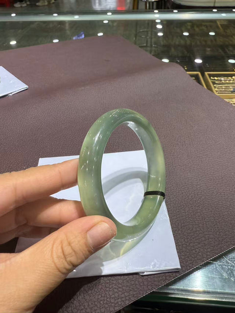 Gelang bunga es hijau giok Xiuyan! Diameter dalam: 58mm Batu alam terbentuk secara alami, polanya acak. Pajak pengiriman sudah termasuk.