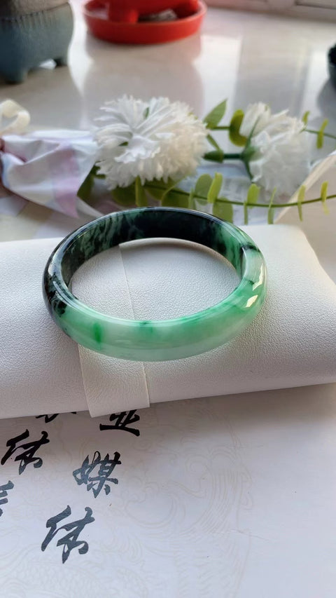 Bagian khusus gelang giok alami dari bahan batu giok tua bagian bawah yang halus dan hangat ukuran 58mm batu giok yang secara alami memiliki pola acak Termasuk pajak pengiriman