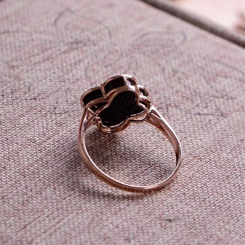Cincin semanggi empat daun semanggi bertatahkan emas 18 karat hitam onyx 🍀 🍀; Ukuran sekitar 11mm, emas berat, model merek besar, modis dan klasik, pakai super bagus! Sudah termasuk pajak pengiriman