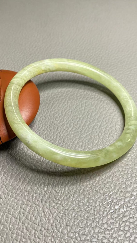 Gelang Gelang Kecantikan Bunga Emas Kuning Giok Cui Giok Alami Ukuran 58-60mm Ukuran 59mm Giok adalah semua yang terjadi secara alami Pola bunga acak termasuk pajak pengiriman