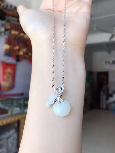 Kalung Tas Uang Giok Putih Halus Bahannya halus dan berminyak, dan ukuran batu telanjang sekitar 17 * 13mm, termasuk pajak pengiriman.