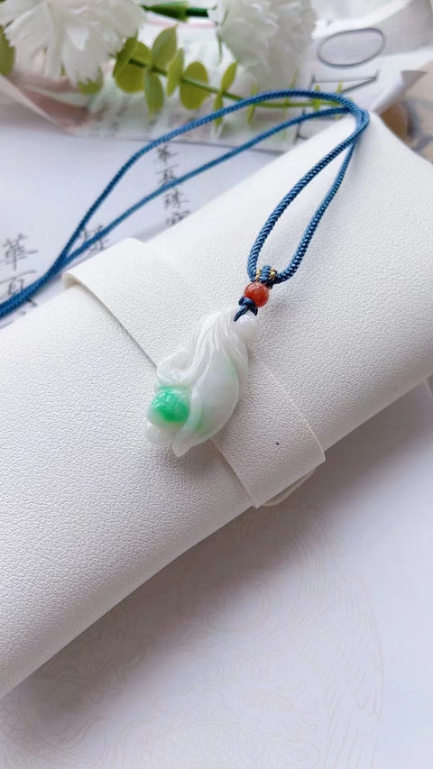 Liontin Anggrek Jadeite Alami Ukuran 3.3 * 1.6cm Batu giok bersih, halus dan hangat dengan pola yang indah sudah termasuk pajak pengiriman.