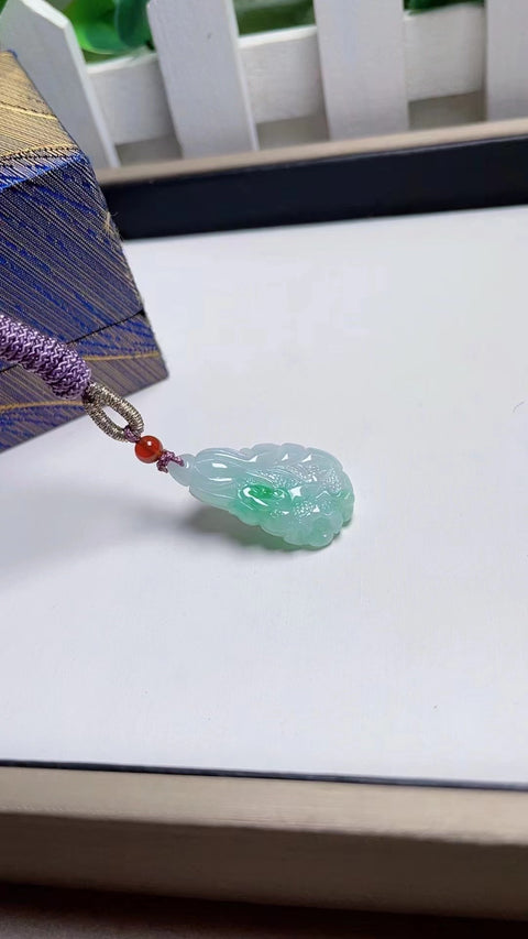 Liontin Kubis Giok Jadeite Alami Giok bersih, halus dan hangat, dengan kepala penuh air Ukuran 2.8 * 1.4 * 0.7 Sudah termasuk ongkos kirim dan pajak.