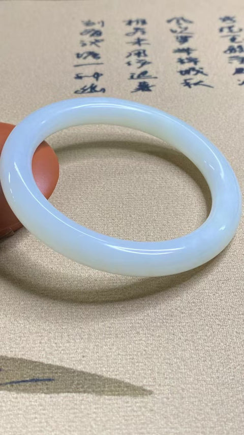 Gelang Cahaya Bulan Putih Giok Cui Giok Alami Ukuran 59-61mm Ukuran 60.5mm Lebar Sisi 9.7mm Giok semuanya terjadi secara alami Pola acak termasuk pajak pengiriman