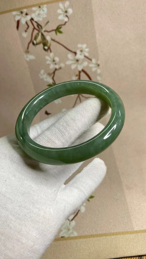 Gelang Giok Cui Alami Ukuran 61-63mm Ukuran 62.2mm Lebar Sisi 12.4mm Giok semuanya alami Anda menghasilkan pola secara acak