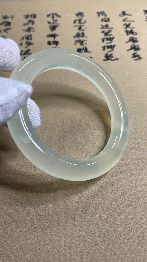 Gelang Es Giok Cui Giok Alami Ukuran 53-55mm Ukuran 54.8mm Lebar Sisi 10.5mm Giok terjadi secara alami Pola acak Pengiriman dan pajak sudah termasuk.