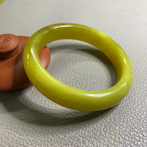 Gelang Giok Ciu Giok Emas Murni Ukuran 58-60mm Ukuran 59.2mm Lebar Sisi 13.3mm Giok semuanya terjadi secara alami Pola acak termasuk pajak pengiriman