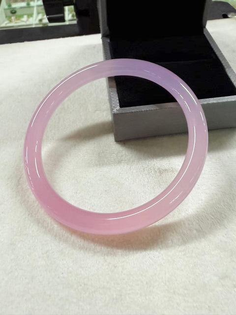 Gelang kalsedon Brasil alami baru "Peach Blossom Beauty Bar". Gioknya halus dan hangat, sedingin es dan transparan. Efek genggamannya sangat indah dan bak peri. Ukurannya sekitar: 61,3×7,5×7,6㎜. Biaya kirim dan pajak sudah termasuk.