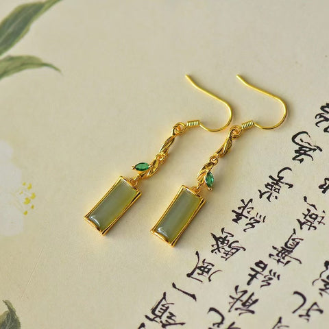 2776-2 Anting Giok Hetian Alami dalam Pengaturan Perak 925 Ukuran 5 * 12mm Giok itu bersih, halus dan hangat Gaya baru dan apik.