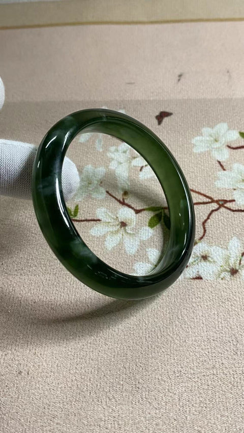 Gelang Hijau Penuh Giok Cui Giok Alami Ukuran 55-57mm Ukuran 56.5mm Lebar Sisi 11.7mm Giok ini semuanya terjadi secara alami Pola acak Sudah termasuk pajak pengiriman.