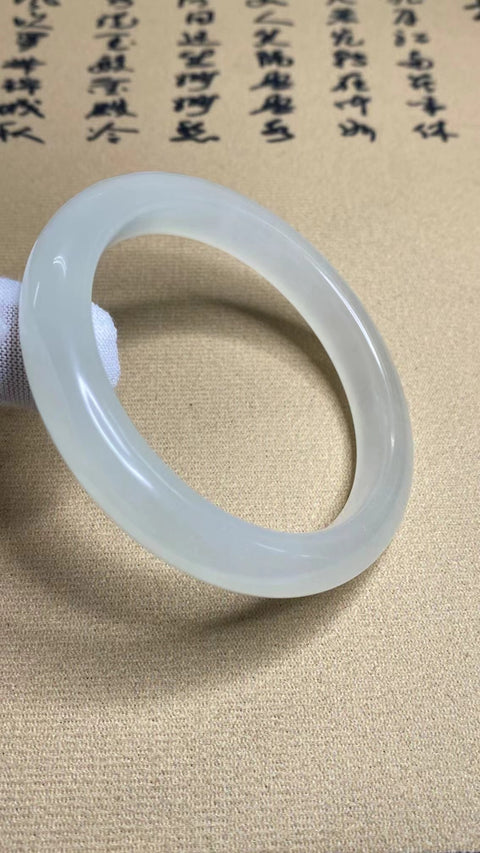 Gelang Cahaya Giok Cui Giok Es Giok Putih Ukuran 57-59mm Ukuran 58.5mm Lebar Sisi 11mm Giok adalah semua yang terjadi secara alami Pola acak Termasuk Pajak Pengiriman