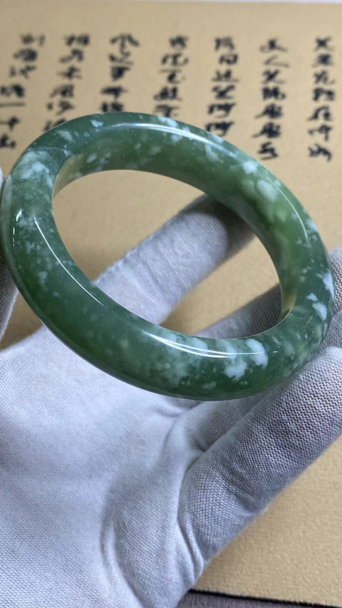 Gelang Gelang Milkcap Titi Giok Hijau Cui Giok Alami Ukuran 61-63mm Ukuran 62.3mm Lebar Sisi 16mm Giok terjadi secara alami Pola acak Pengiriman dan pajak sudah termasuk.