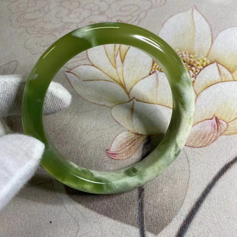 Gelang Giok Cui Alami Qingti Milkcap Ukuran 64-66mm Ukuran 65.1mm Lebar Sisi 13.4mm Giok terjadi secara alami Pola acak Pengiriman dan pajak sudah termasuk.