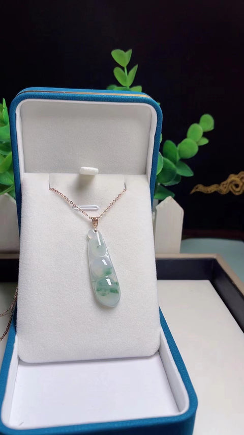 Jadeite A-goods Natural Jadeite Kalung Kacang Empat Musim Pengaturan Emas 18k Jade bersih dan halus dan hangat Ukuran 3.7 * 1.0 Termasuk Pajak Pengiriman