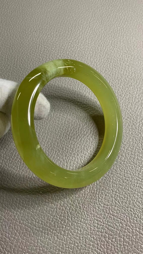 Gelang Kuning Minyak Ayam Giok Cui Giok Alami Ukuran 59-61mm Ukuran 60.5mm Lebar Sisi 13.1mm Giok ini terbentuk secara alami dan polanya acak Sudah termasuk ongkos kirim dan pajak.