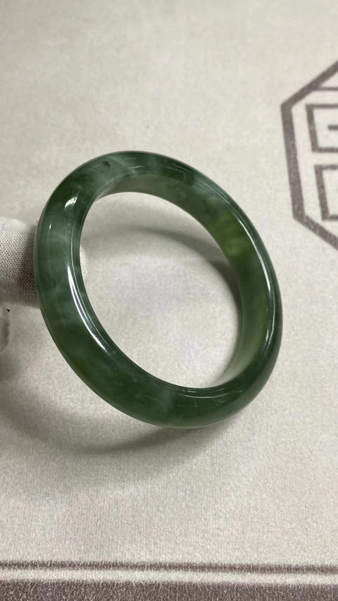 Gelang Giok Giok Terapung Hijau Penuh Giok Cui Alami Ukuran 57-59mm Ukuran 58.2mm & nbsp; Lebar Sisi 12.8mm Giok terjadi secara alami Pola acak termasuk pajak pengiriman