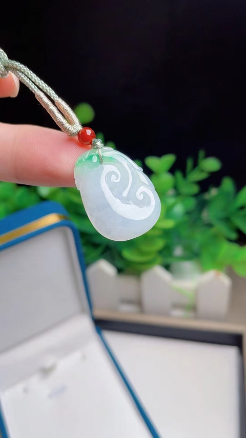 Liontin Jadeite Ruyi Alami Ukuran 2.4 * 1.6mm Batu giok bersih, halus dan hangat dengan pola yang indah sudah termasuk pajak pengiriman.