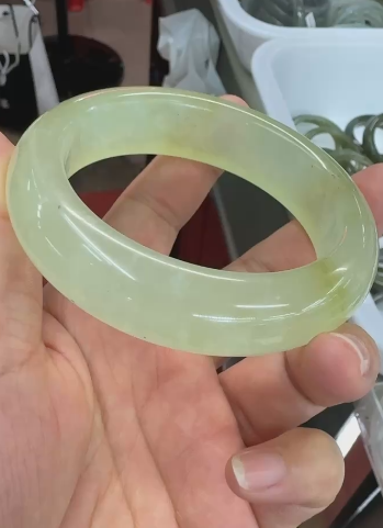Tinta Giok Cui Alami dan Gelang Bunga Ukuran 58 * 16mm Giok bersih dan halus serta hangat & nbsp; & nbsp; Giok semuanya terjadi secara alami Pola acak Pajak pengiriman sudah termasuk