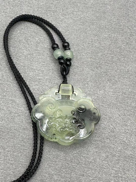 Liontin Kunci Cui Jade Ruyi Alami Ukuran 47 * 50mm Tebal 13mm Diukir dengan indah untuk menandakan keberuntungan Termasuk ongkos kirim dan pajak.