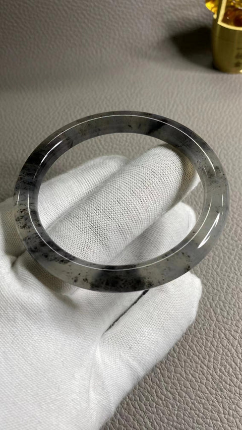 Gelang Tinta Giok Cui Alami dan Gelang Biru Ukuran 55-57mm Ukuran 55.5mm Lebar Sisi 7.8mm Batu giok ini terbentuk secara alami Pola-polanya acak Sudah termasuk ongkos kirim dan pajak.