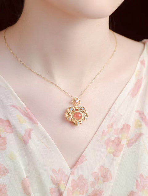 Kalung merah alami yang terbuat dari perak 925, batu gioknya bersih, halus dan hangat, serta gayanya yang modis dan penuh gaya.