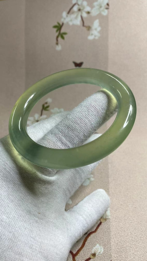 Gelang Hijau Es Giok Cui Giok Alami Ukuran 57-59mm Ukuran 58.7mm Lebar Sisi 10.6mm Giok terjadi secara alami Pola acak Pengiriman dan pajak sudah termasuk.