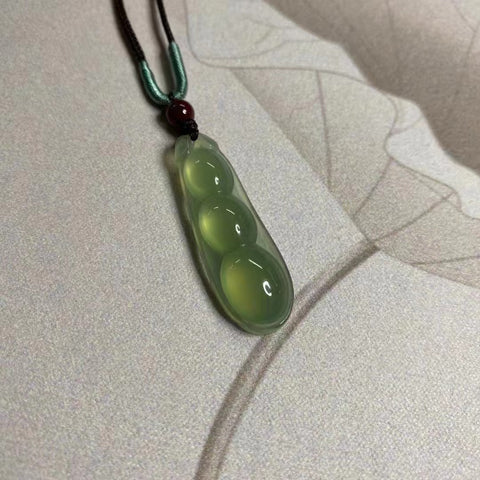 Liontin Hijau Giok Cui Giok Alami Kacang Musiman Damai Ukuran 39 * 18mm Bercahaya dan tembus cahaya Warna-warna indah Pengiriman dan pajak sudah termasuk.