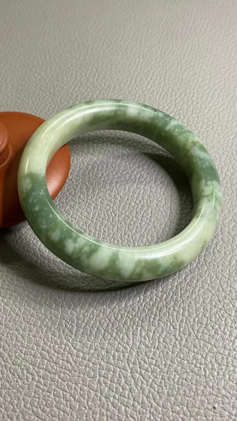 Gelang Cui Giok Minyak Tua Cui Giok bersih, halus dan hangat Ukuran 55-57mm Ukuran 56,5mm Lebar sisi 13mm Giok terjadi secara alami Pola acak Termasuk pajak pengiriman.