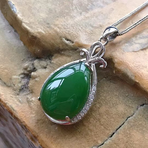 Kalung giok alami dari perak polos dengan permukaan telur Giok bersih dan halus serta hangat Ukuran 13 * 18mm & 925 pengaturan perak Termasuk pajak pengiriman.