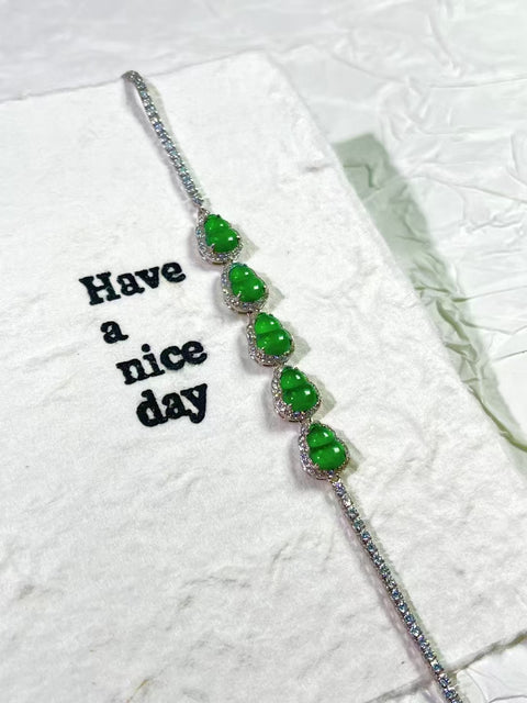 Gelang Labu Jadeite Alami yang terbuat dari perak 925, berwarna putih, melambangkan keberuntungan dan kemakmuran.