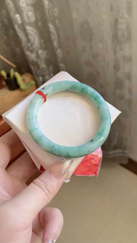 Gelang Jadeite Alami Bahan Pit Tua Dasar yang halus dan hangat Gaya elegan dan elegan Ukuran 56mm Giok terjadi secara alami Pola acak Termasuk pengiriman dan pajak