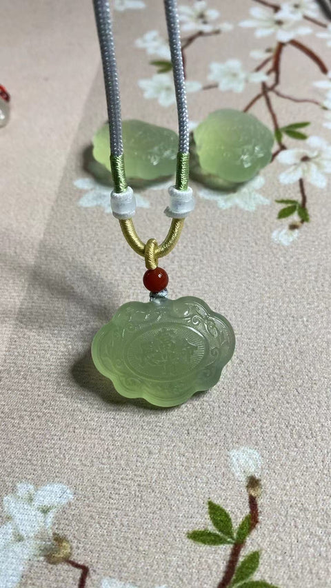 Liontin Kunci Umur Panjang Es Giok Cui Jade Hijau Alami Ukuran 33.6 * 25mm Giok baik-baik saja dan hangat, gaya yang indah sudah termasuk pajak pengiriman.