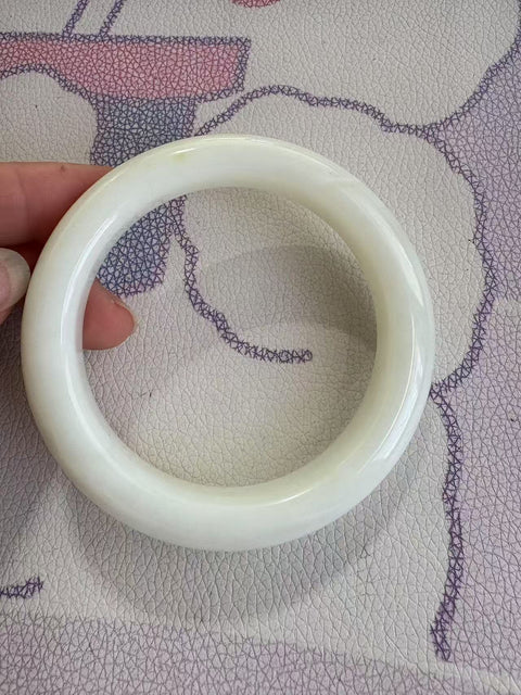 Gelang giok Xiuyan yang indah, diameter dalam: 59 mm, lebar tepi: 12,6 mm. Batunya terbentuk secara alami, dan polanya acak. Biaya pengiriman dan pajak sudah termasuk.