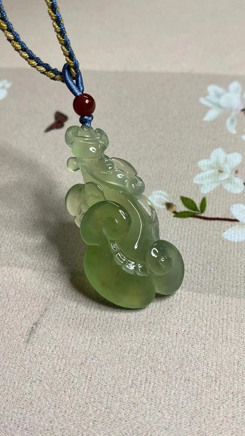 Liontin Cui Jade Ruyi Alami Ukuran 55 * 27mm Ini adalah simbol keberuntungan. Ditata dengan indah dan diukir dengan tangan, termasuk ongkos kirim dan pajak.