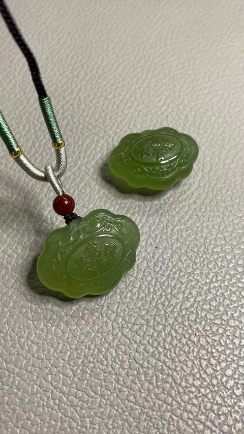 Liontin Kunci Umur Panjang Giok Cui Giok Alami Ukuran 32 * 23mm Giok bersih, halus dan hangat Termasuk pajak pengiriman