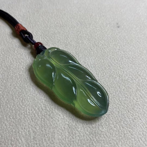 Liontin Giok Alami Daun Giok Tembus Pandang Ukuran 53 * 26mm Giok bersih, halus dan hangat Termasuk ongkos kirim dan pajak.