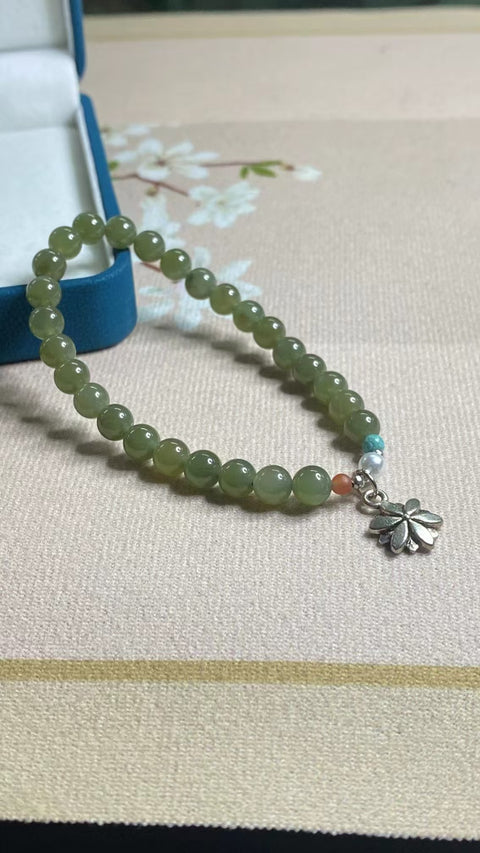Gelang Giok Hetian Alami Ukuran 6mm dengan aksesoris Batu giok itu bersih, halus dan hangat, dan gayanya indah.