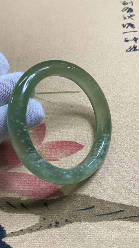 Giok Es Hijau Halus dengan Gelang T-shirt Hijau dan Gelang Topi Susu, ukuran 58,6 mm, lebar 11,5 mm, semua giok terbentuk secara alami, polanya acak, sudah termasuk ongkos kirim dan pajak.