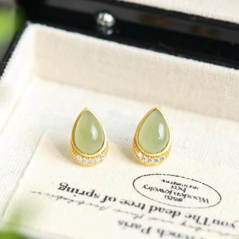 Anting-anting giok hijau alami yang terbuat dari perak 925. Gayanya elegan dan lembut, serta giok yang bersih dan tanpa cela, melambangkan keberuntungan dan kemakmuran.