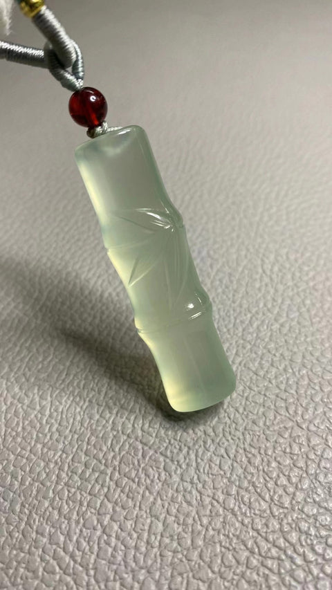 Liontin Bambu Es Tinggi Alami Ukuran 52 * 14.7mm Langkah demi Langkah Giok bersih, halus dan hangat Termasuk pajak pengiriman