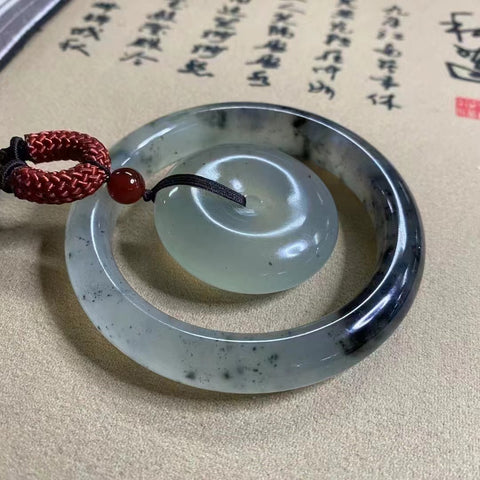 Gelang Set Tinta Giok Cui Alami + Liontin & nbsp; Ukuran 60.4mm Lebar Samping 12.5mm & nbsp; Gesper Damai Ukuran 42 * 12mm Batu giok semuanya terbentuk secara alami dan polanya acak Sudah termasuk pajak pengiriman.