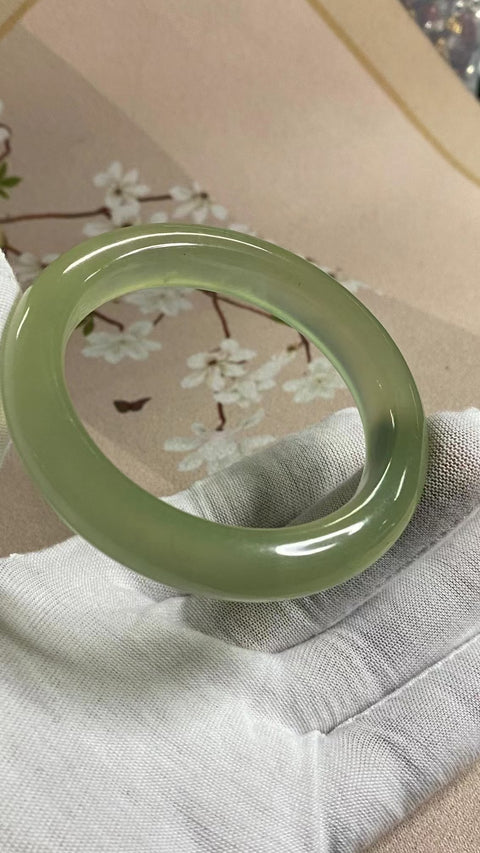 Gelang Hijau Es Giok Cui Giok Alami Ukuran 56-58mm Ukuran 57.1mm Lebar Sisi 11.8mm Giok terjadi secara alami Pola acak termasuk pajak pengiriman